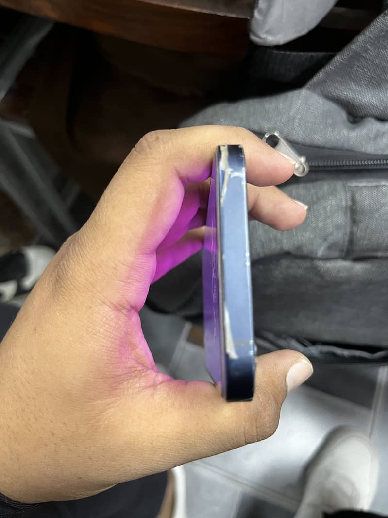 Apple iPhone 12 4