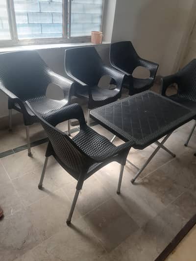 6x plastic chairs and 1x table