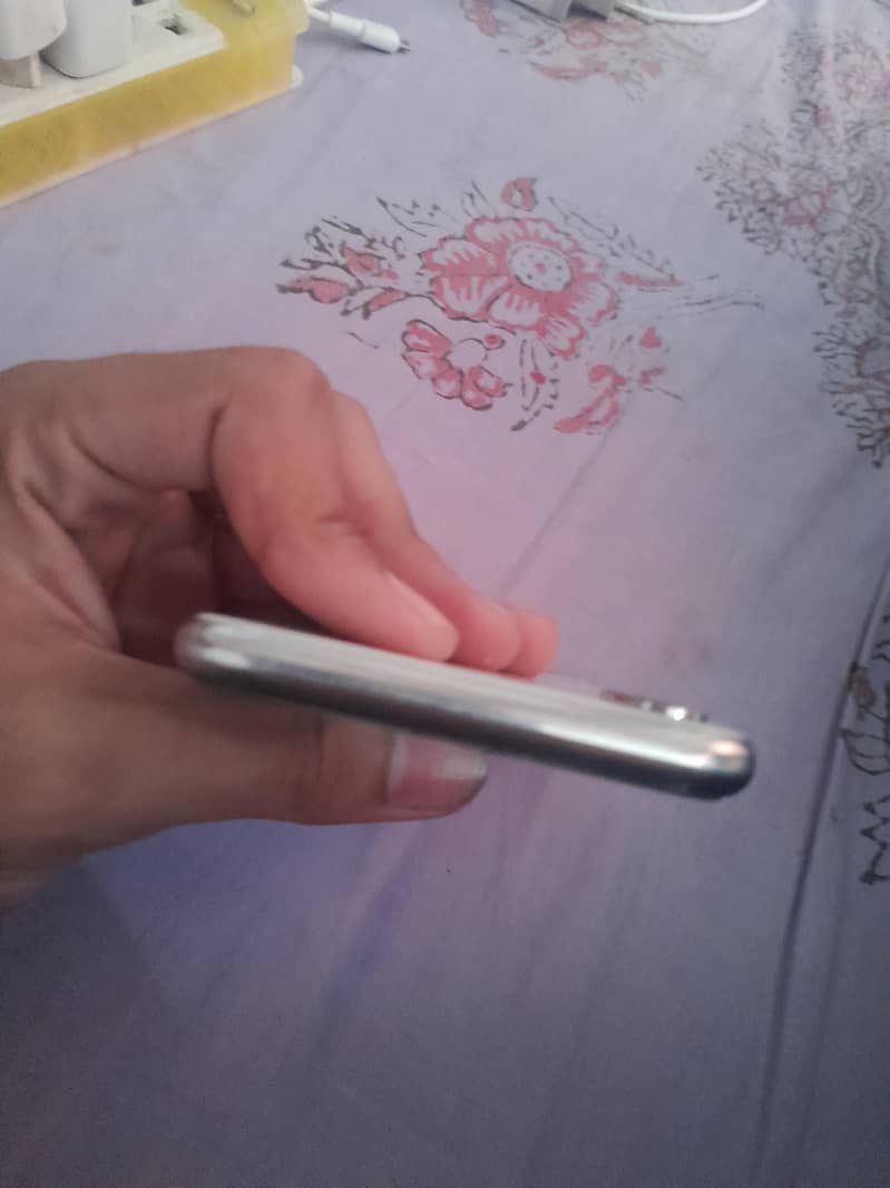 Apple iPhone X 3