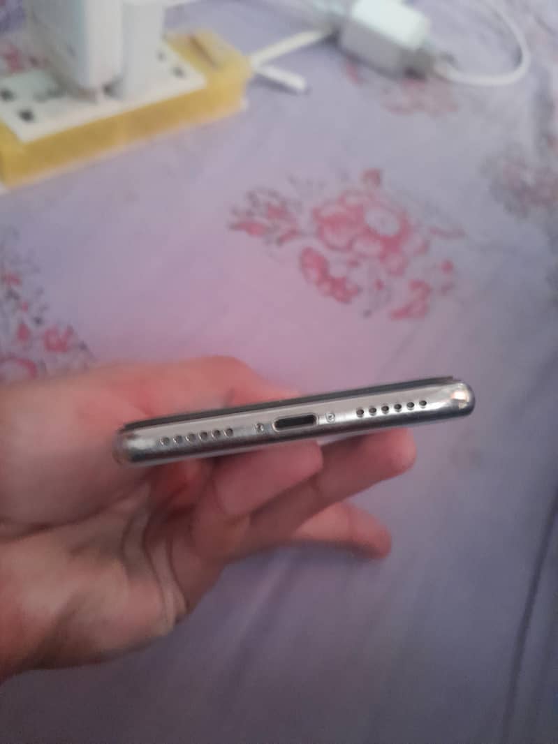Apple iPhone X 4