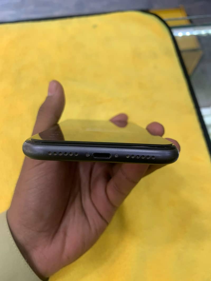 iPhone 11 3