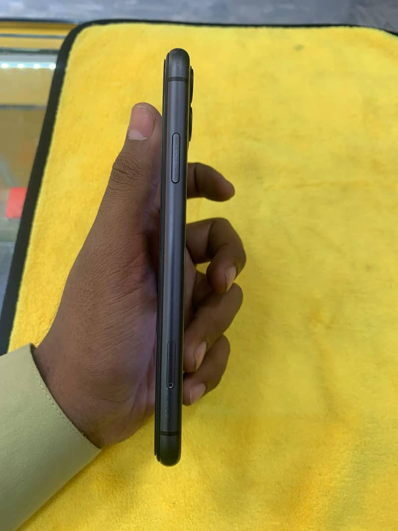 iPhone 11 4