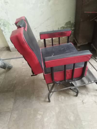 Saloon chair