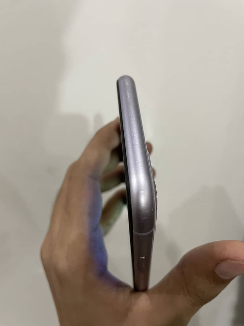 Apple iPhone 11 4