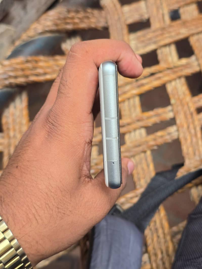 Google Pixel 7a 5