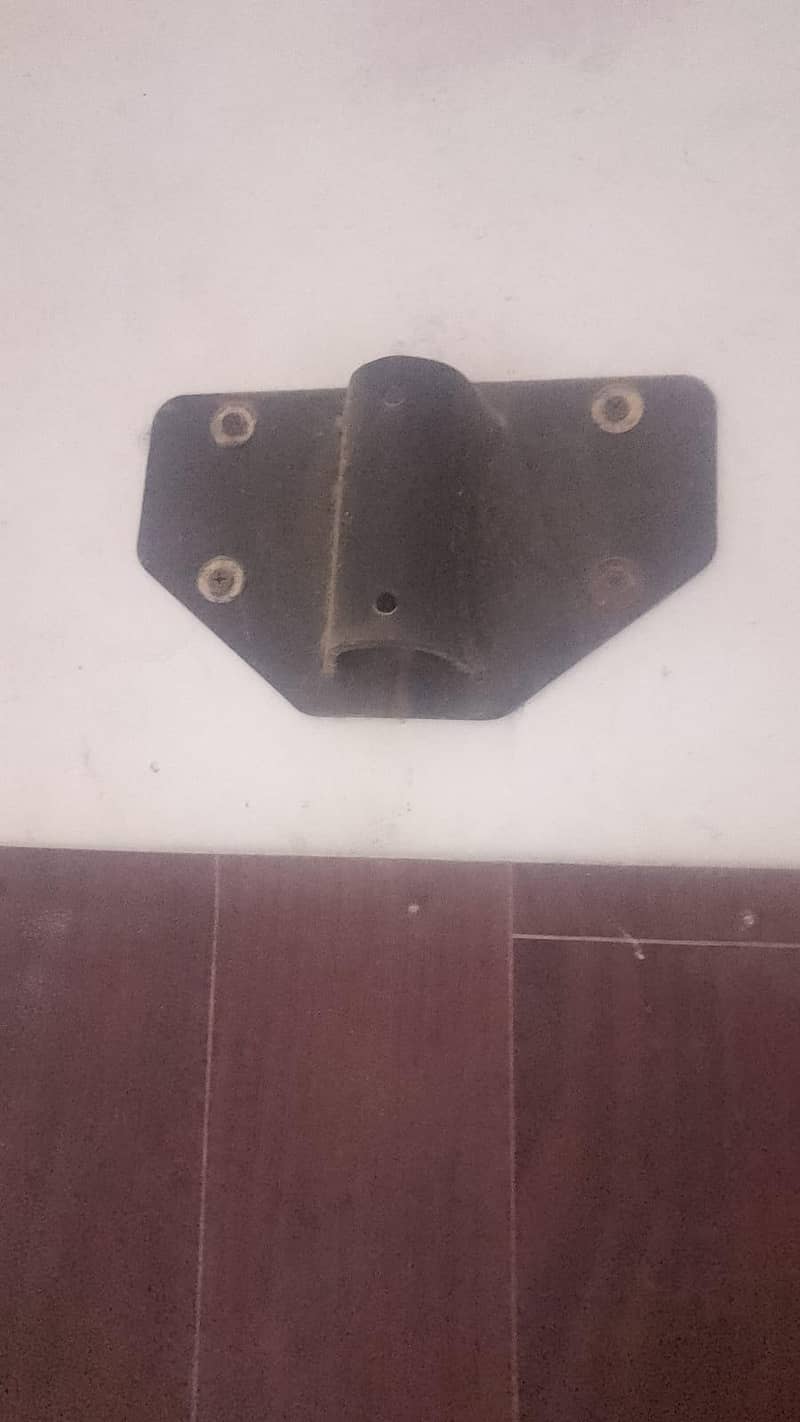 bracket fan 4