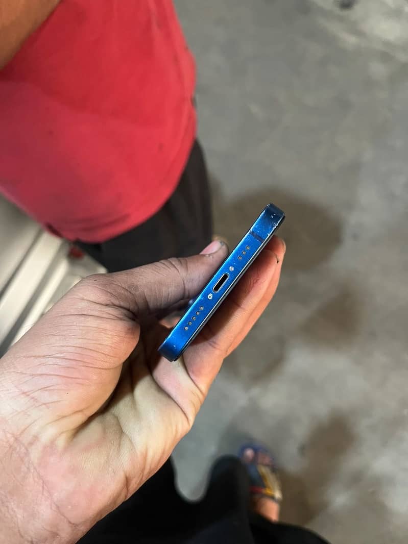 Apple iPhone 12 4