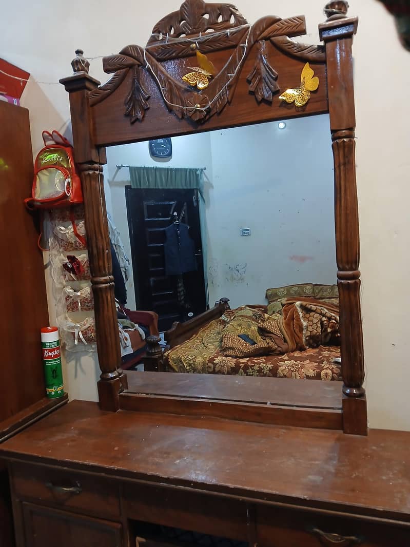 its dressing table 1