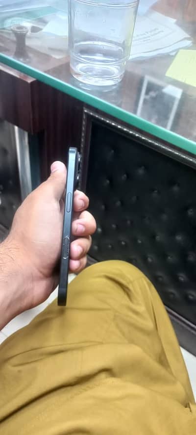 Apple iPhone 16