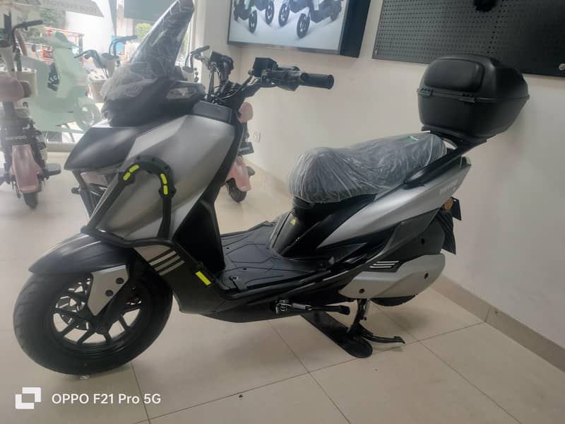 Revoo E52 2