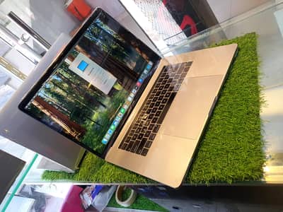 Macbook pro 2018  : 16 gb : 512 gb : 4 gb graphics : 15 inch