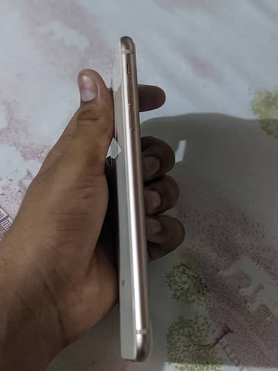 Condition 10/10 bs back thora touta hova hy photo ma nazar aya rha hy