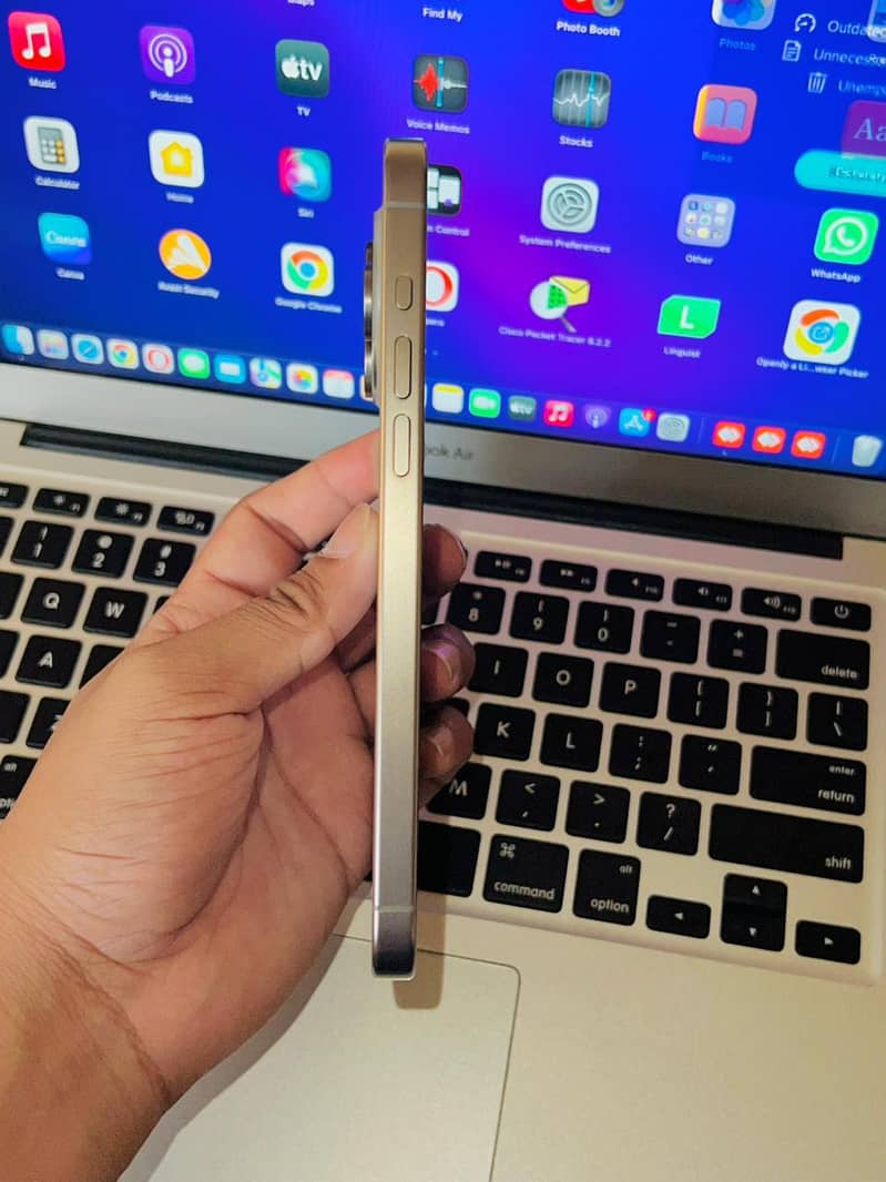 Apple iPhone 15 Pro Max 3