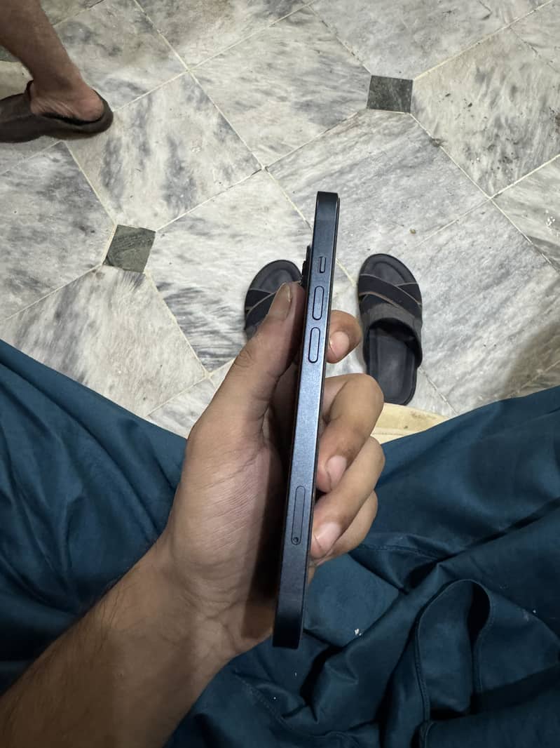 Apple iPhone 13 5