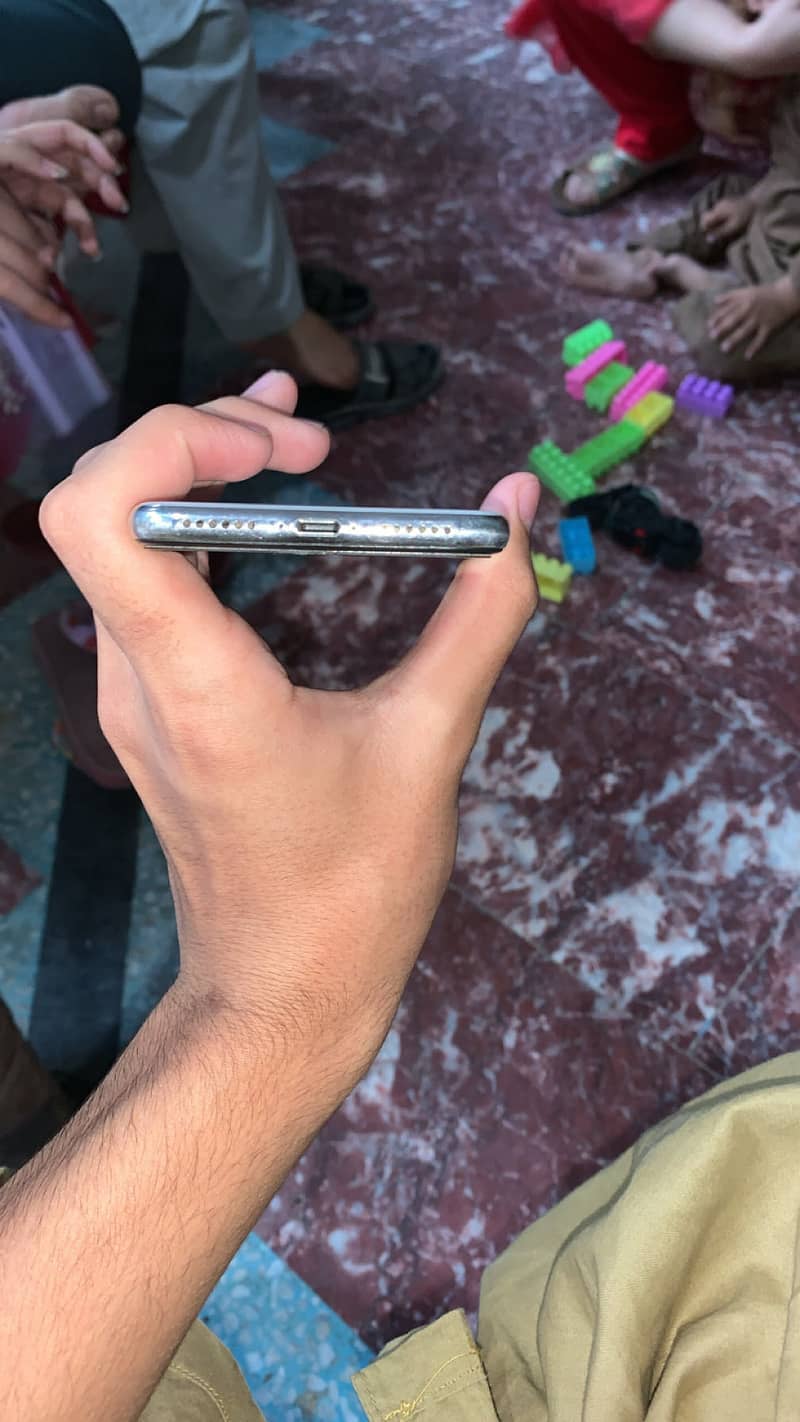 Apple iPhone X 4