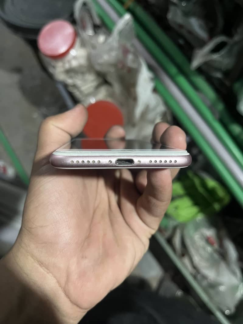 Apple iPhone 7 3