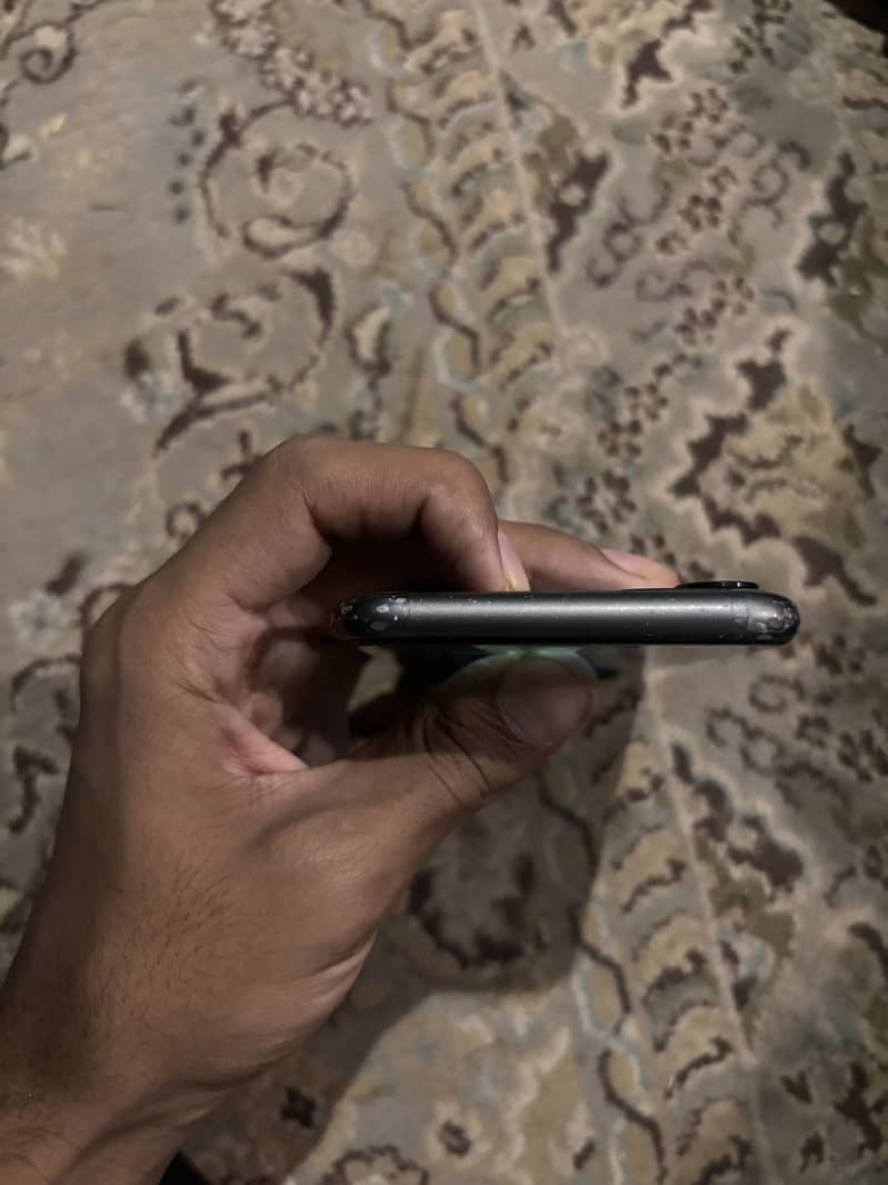 iPhone 11 4