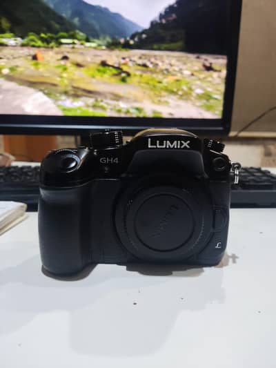 Panasonic Lumix GH4 DSLR | Complete Kit (Lens, Bag, Battery, Charger)