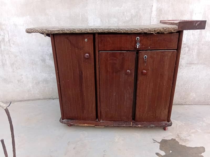 Irone stand / Table 0