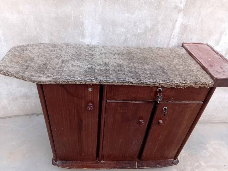 Irone stand / Table 3