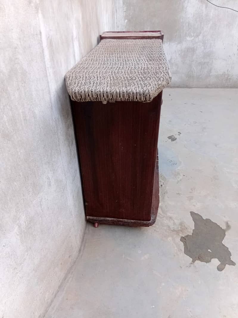 Irone stand / Table 6