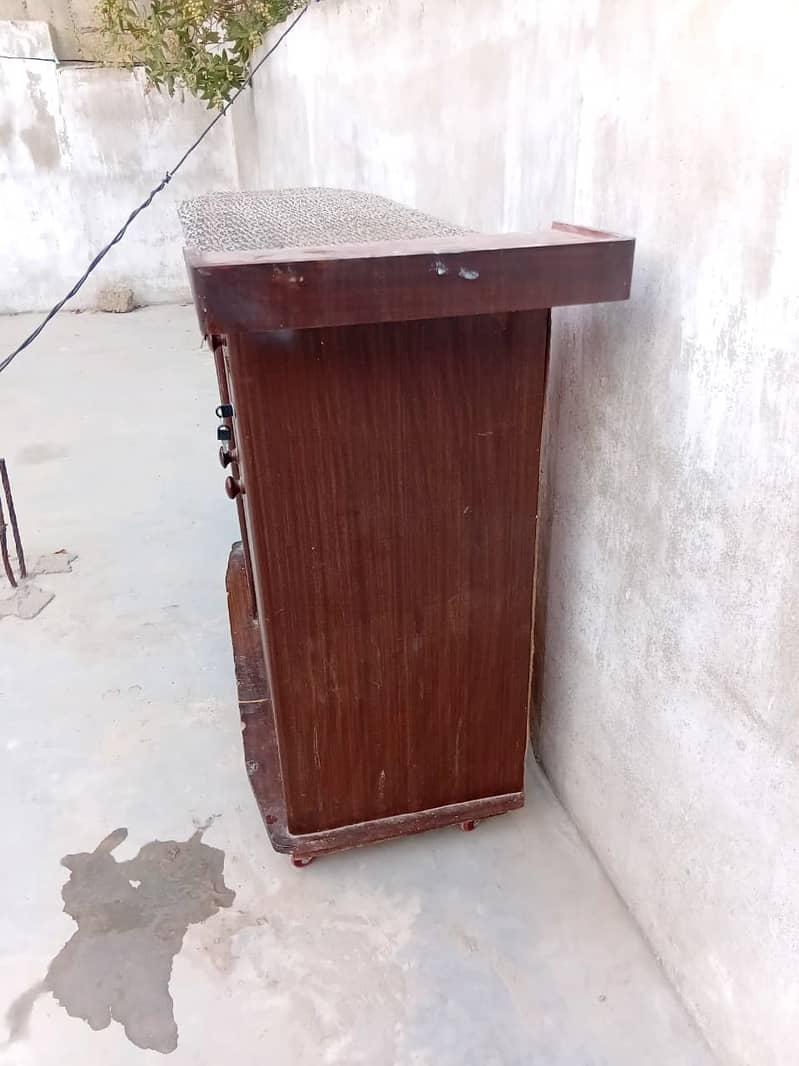 Irone stand / Table 7