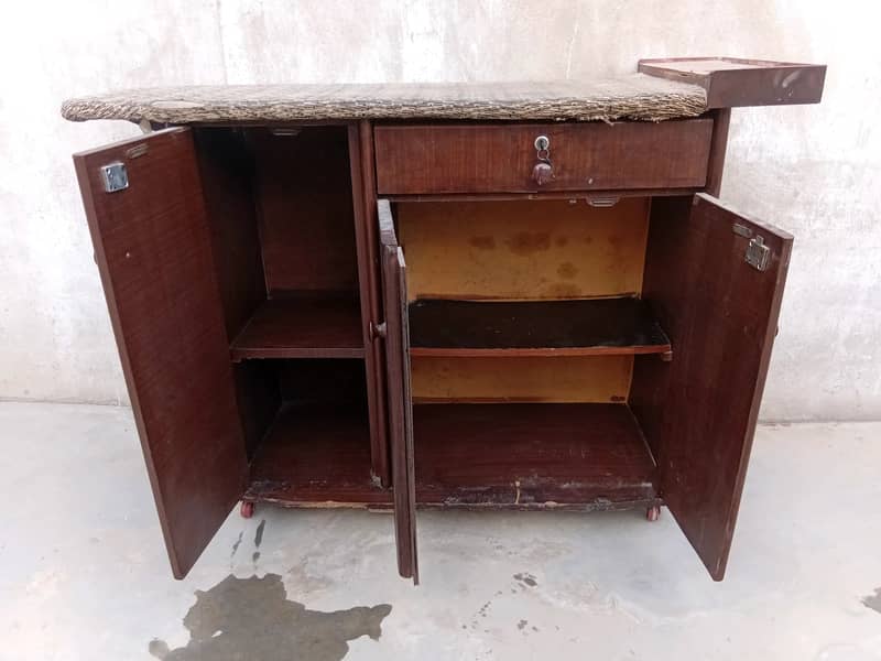 Irone stand / Table 8