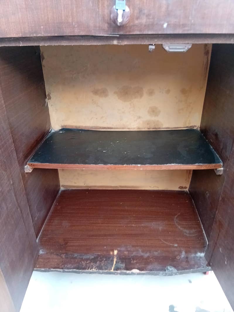 Irone stand / Table 12