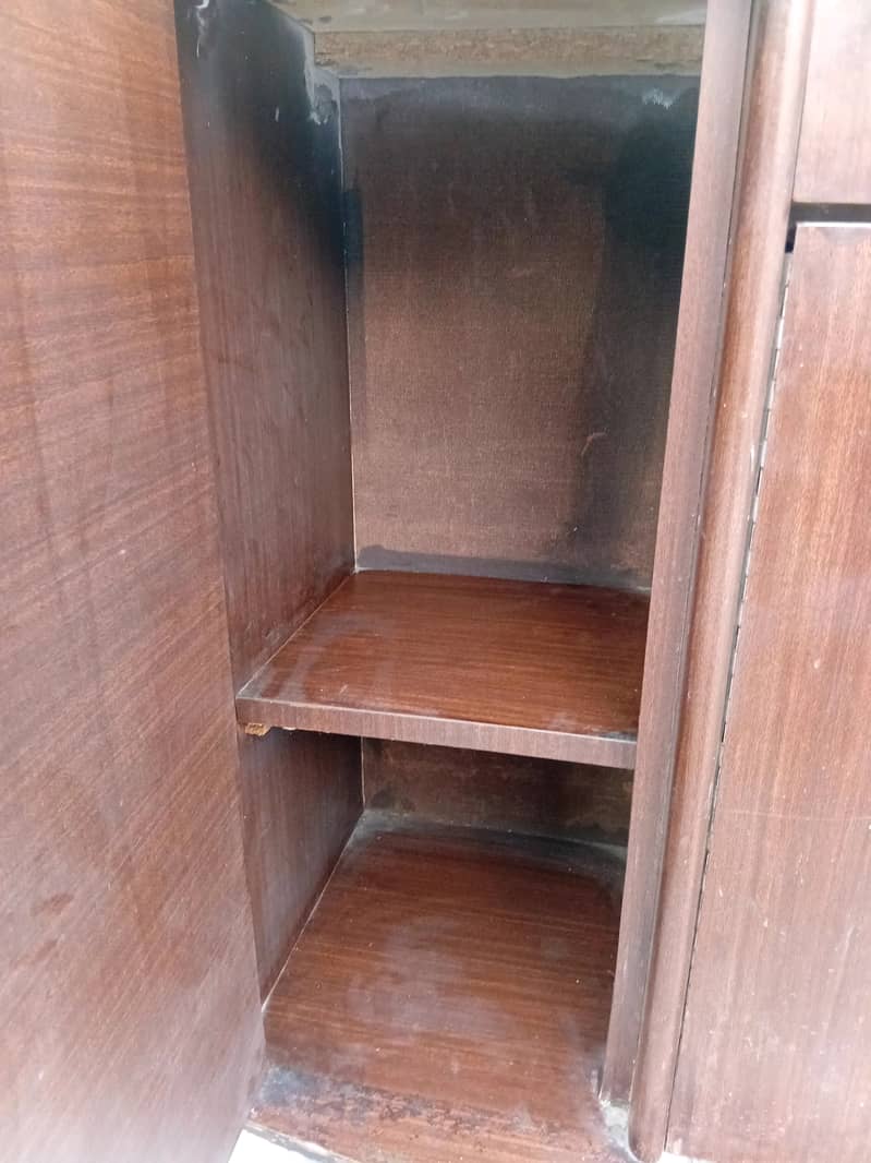 Irone stand / Table 15