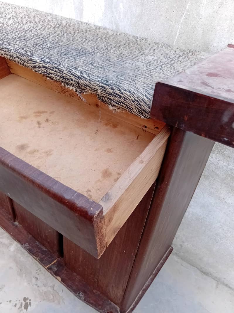 Irone stand / Table 16