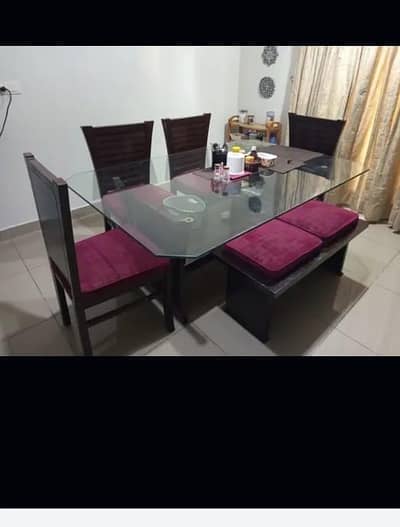 Dinning table 04 chairs k sath like new