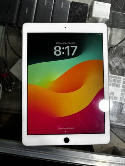 Apple iPad 6th Generation – 32GB (Excellent Condition)