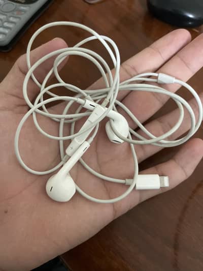 Original Apple Handfree| Purchase from UAE Apple Store