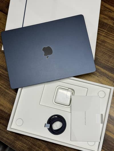 Apple Macbook Air March 2025 M3 16 Gb RAM 256 Gb SSD 100% Bat Health