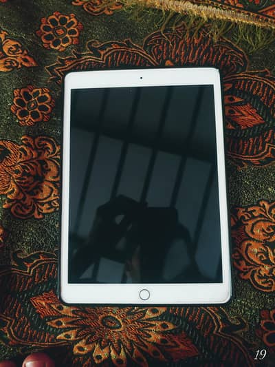 ipad 8 genration 128 gb 10 by 10  golden color