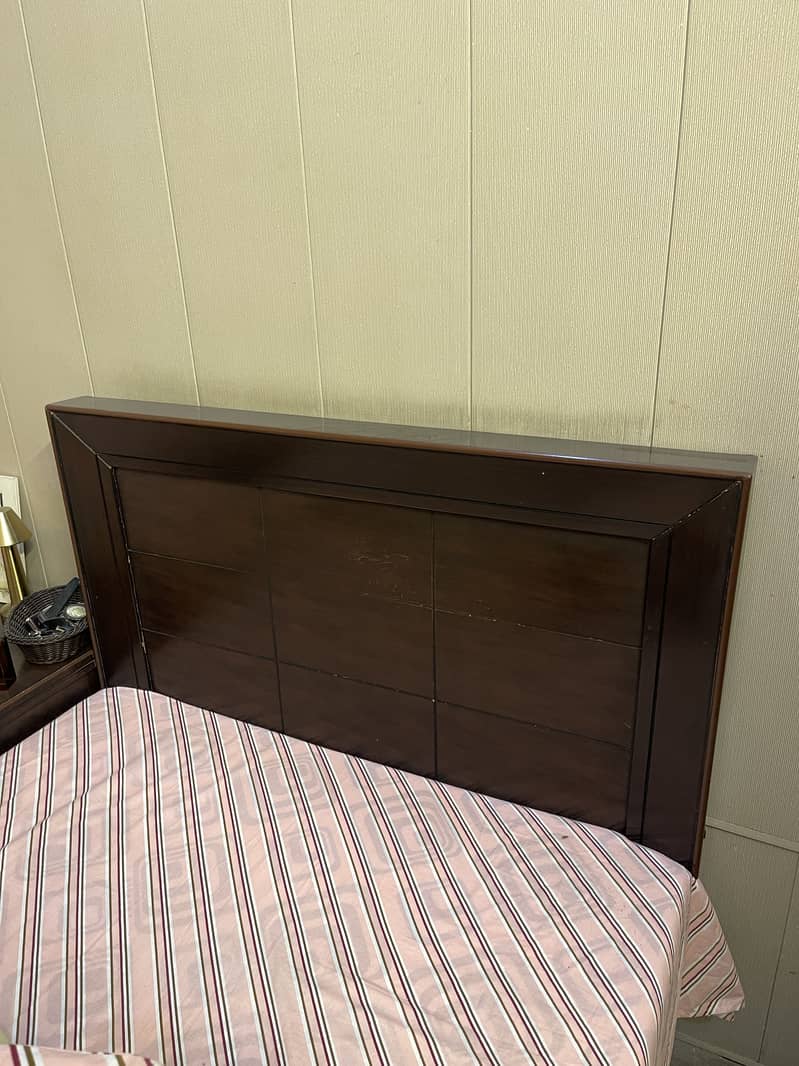 Single bed pair with one side table 0