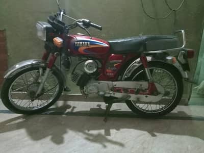 urgent for sale yamaha bike contact 03234333020