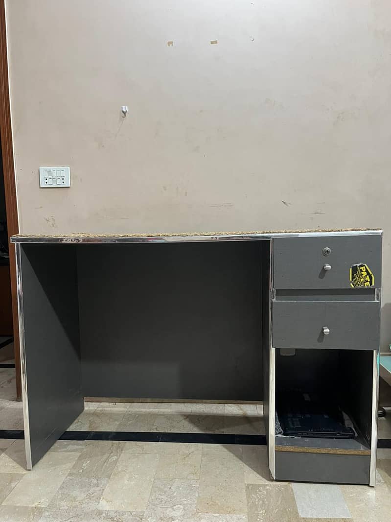 Computer Table with 2 Drawers 4