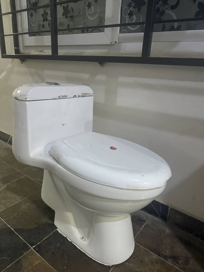 Commode medium sized 0