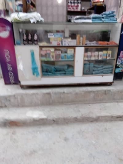 Shop Showcase just few months used in good condition