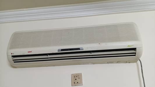 LG ac with original remort in good condition but no gas
