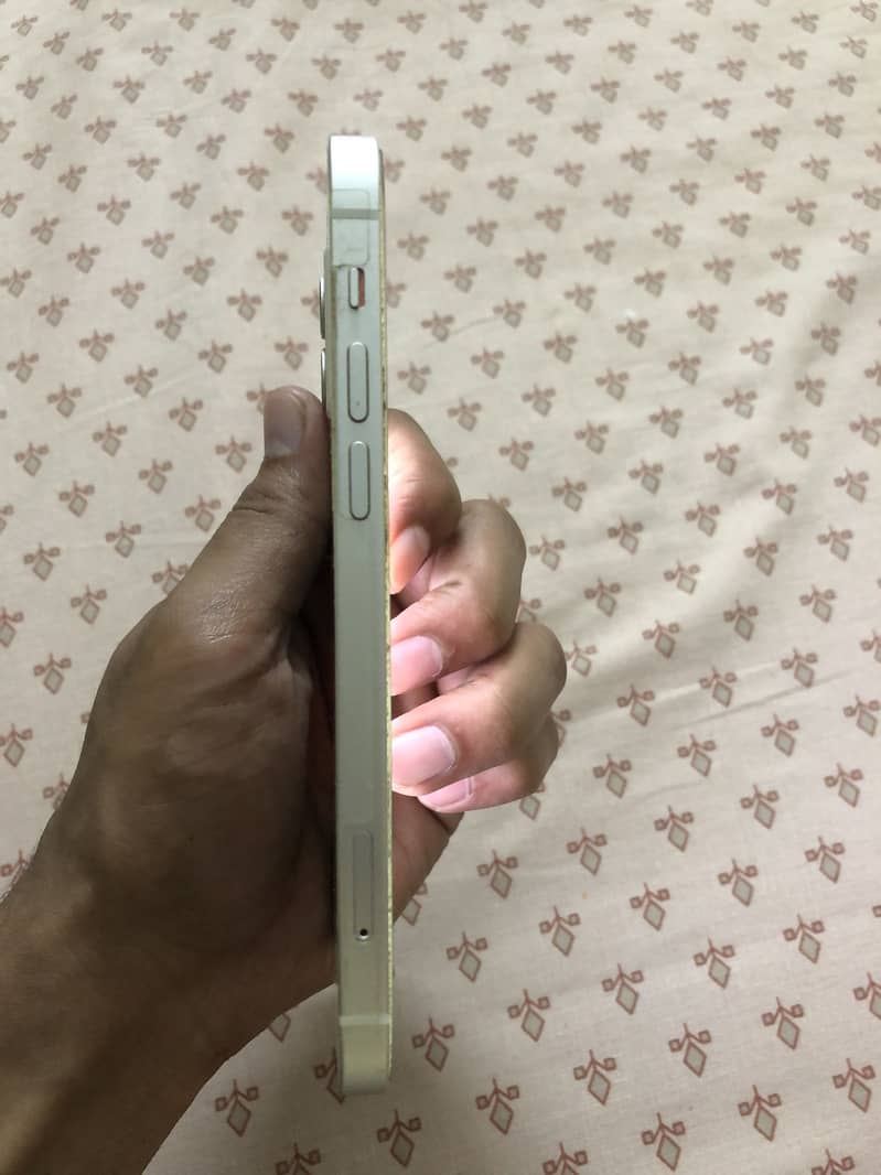 Apple iPhone 12 4