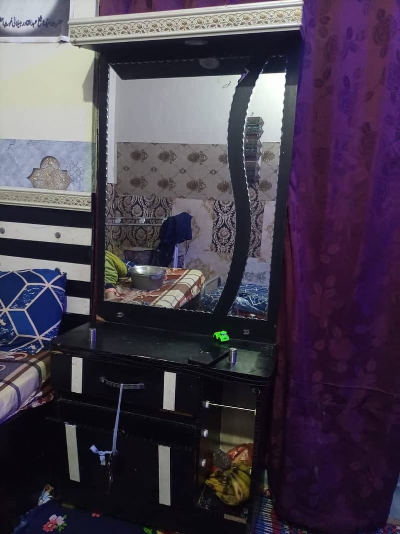 Dressing table and Divider 0