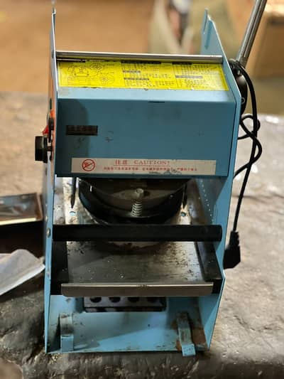 Cup sealer machin