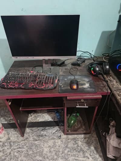 Computer table 10 by 9 sab thek hai