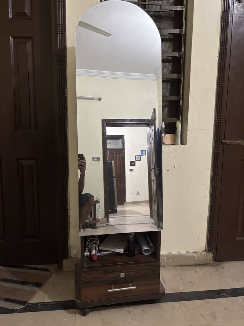 Standing mirror 1