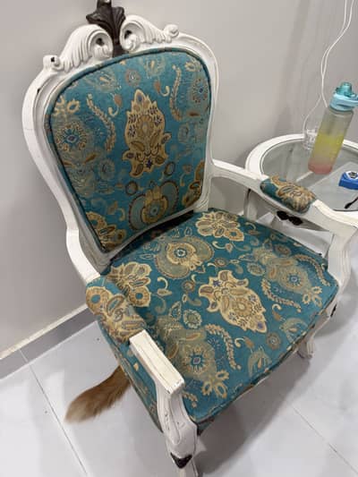 chair set hai 2 chairs and one table hia 10/9 condition just like new