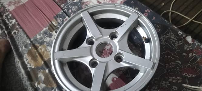 ek rim chaheya 12 inch ka hy Kise ky ps ho to rabta kry