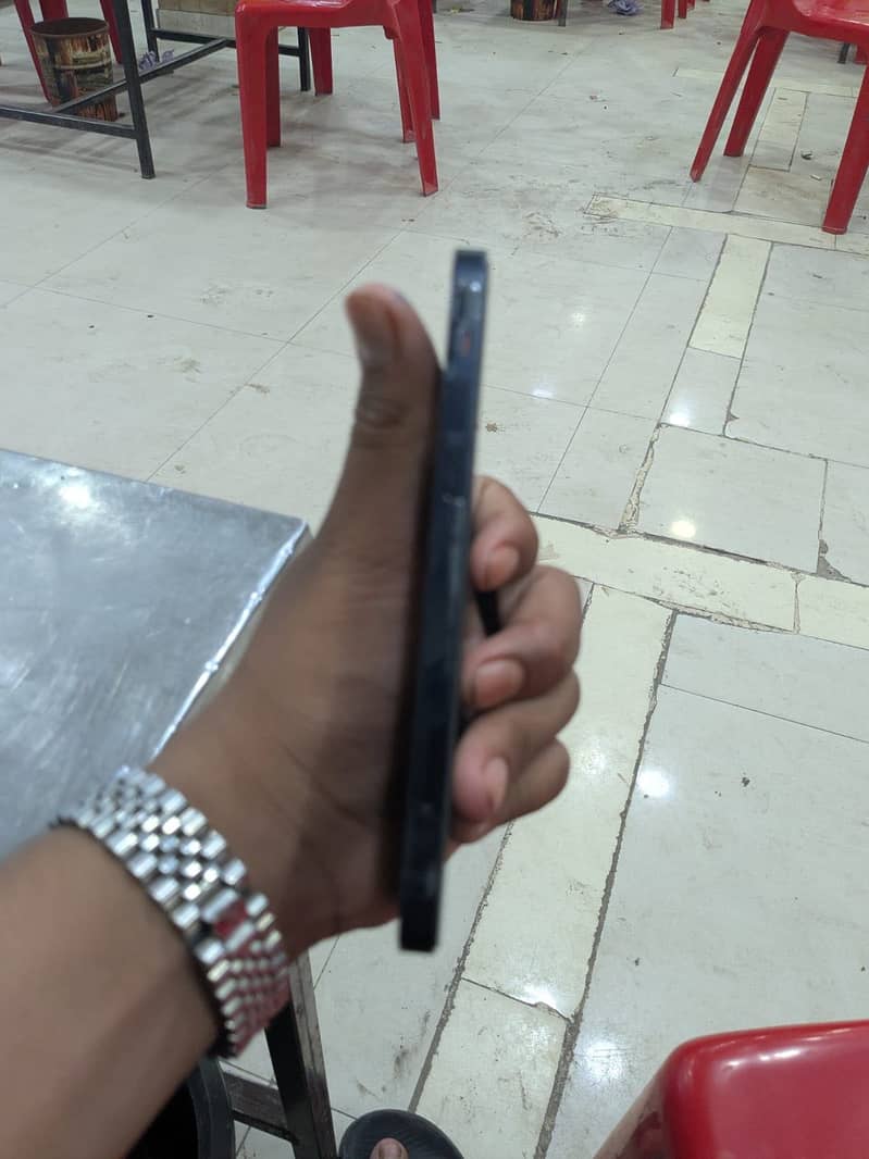 Apple iPhone 12 4