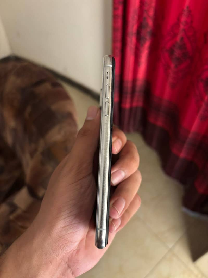 iPhone X 4
